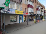 Вигляд будівлі автошколи на проспекті Миру, 32, поруч з іншими закладами — зручне розташування в центральній частині міста.